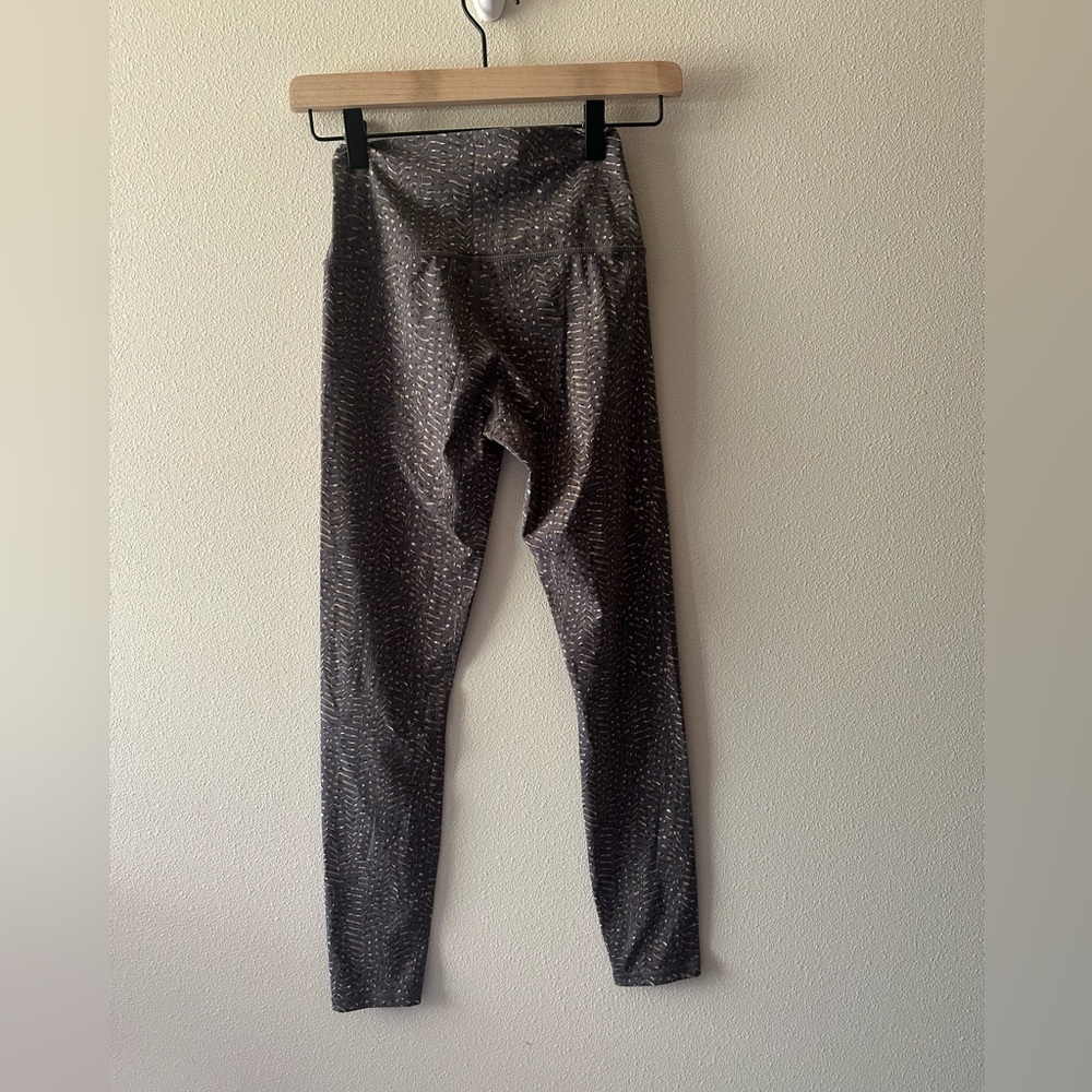 VARLEY Luna Athletic Yoga 25" Leggings in Umber Feather grey tan print size XS - Picture 9 of 10